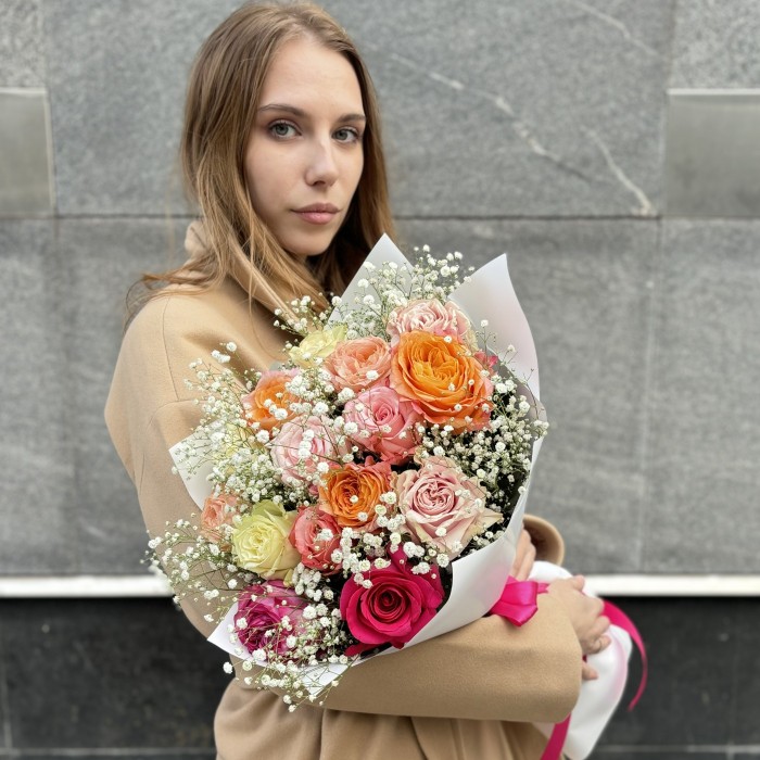 Пастельный букет из 15 роз с гипсофилой MIX