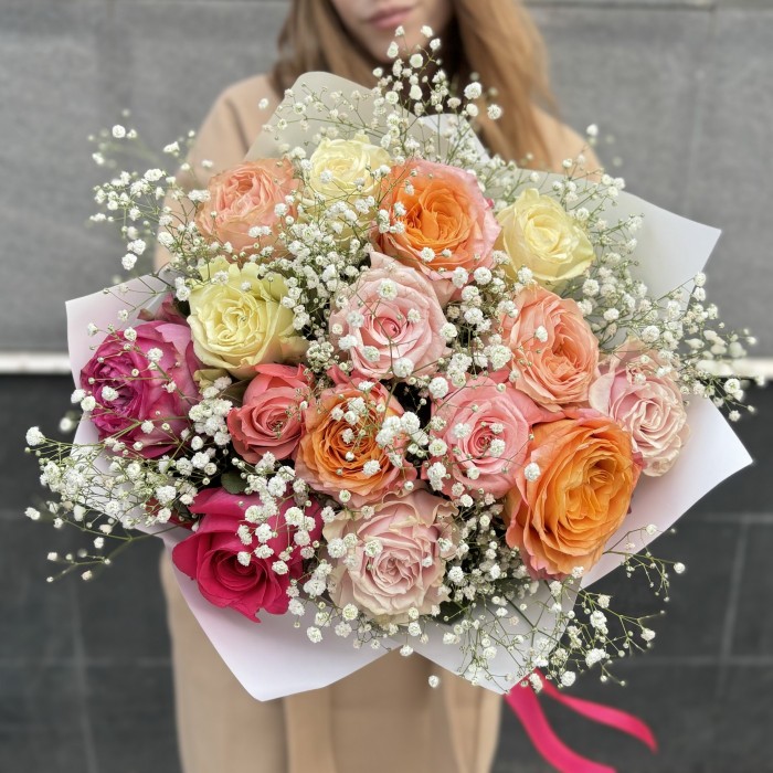 Пастельный букет из 15 роз с гипсофилой MIX