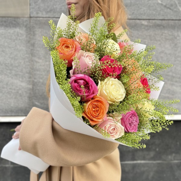 Пастельный микс из 15 роз с гринбеллом MIX