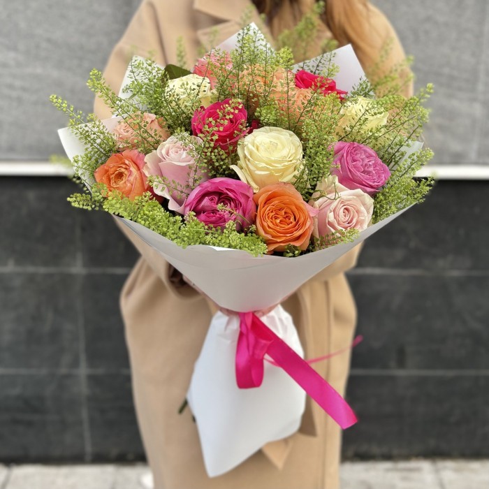 Пастельный микс из 15 роз с гринбеллом MIX