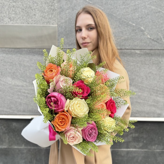 Пастельный микс из 15 роз с гринбеллом MIX