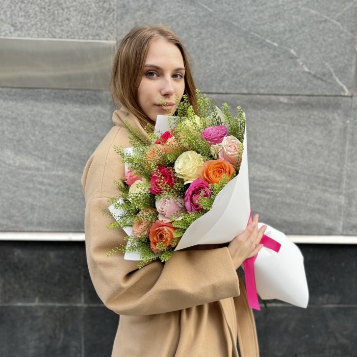 Пастельный микс из 15 роз с гринбеллом MIX