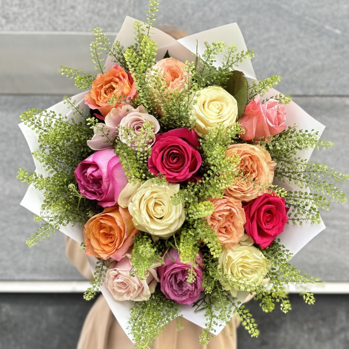 Пастельный микс из 15 роз с гринбеллом MIX