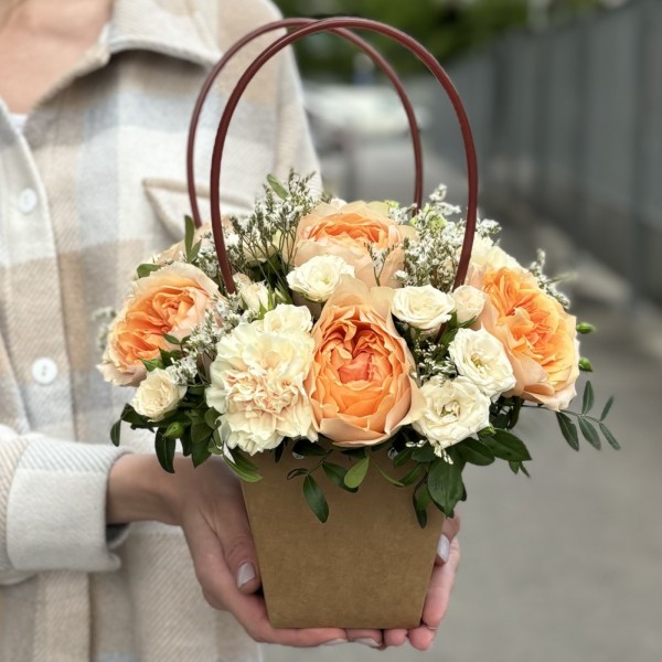 Персиковая композиция в сумочке