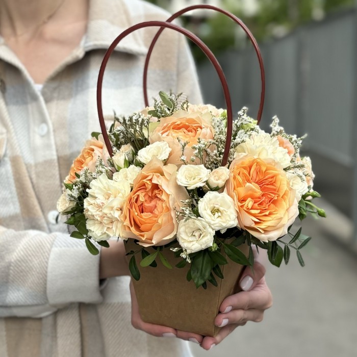 Персиковая композиция в сумочке