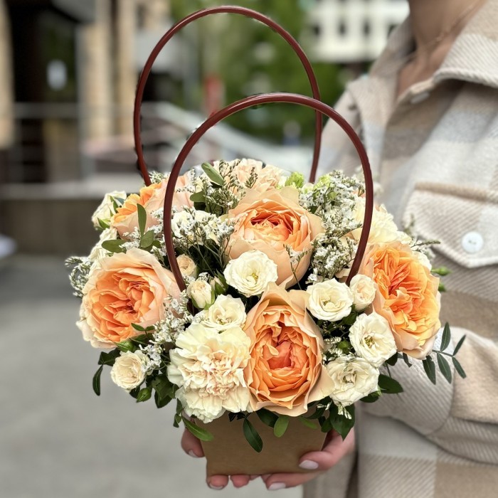 Персиковая композиция в сумочке