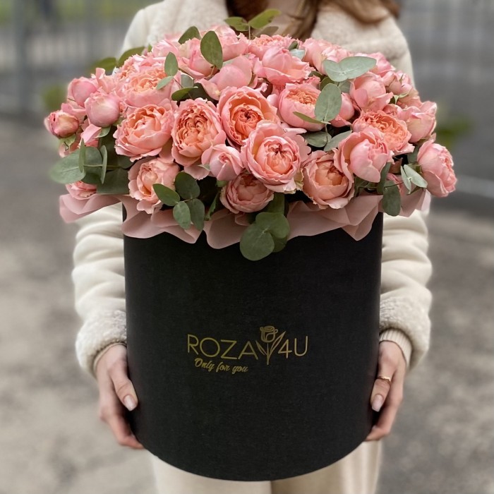 Пионовидная кустовая роза Джульетта в коробке