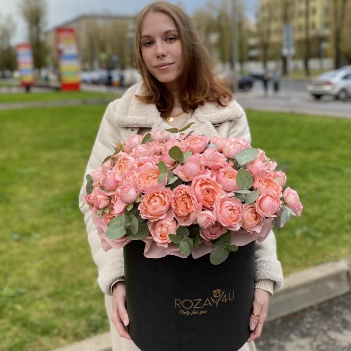 Пионовидная кустовая роза Джульетта в коробке