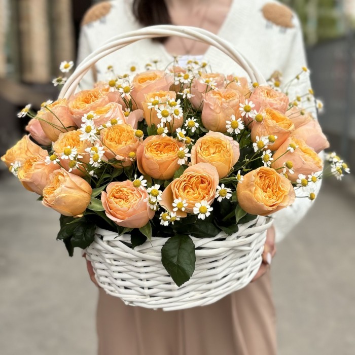 Пионовидная роза Имэджин с ромашкой в корзине