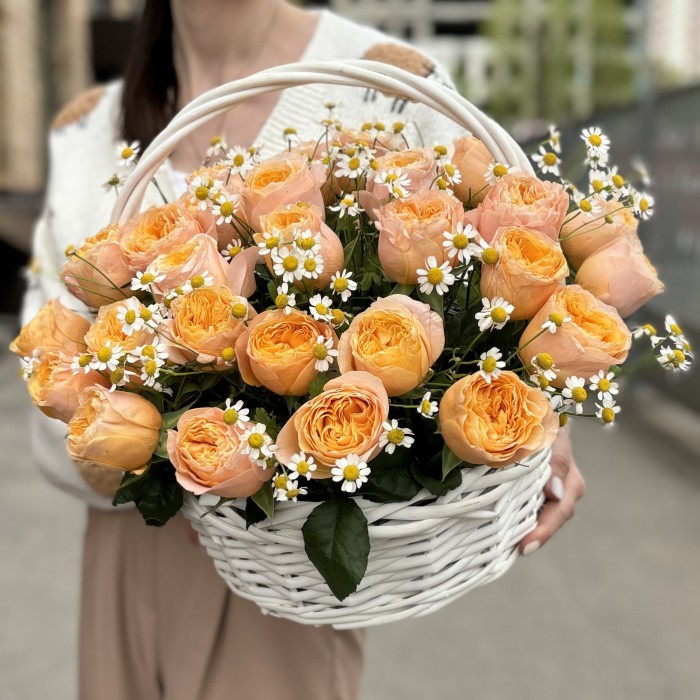 Пионовидная роза Имэджин с ромашкой в корзине