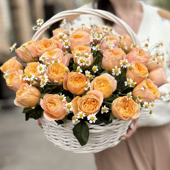 Пионовидная роза Имэджин с ромашкой в корзине