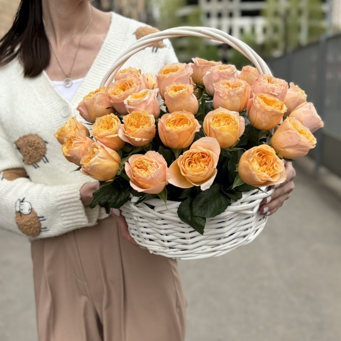 Пионовидная роза Имэджин в корзине