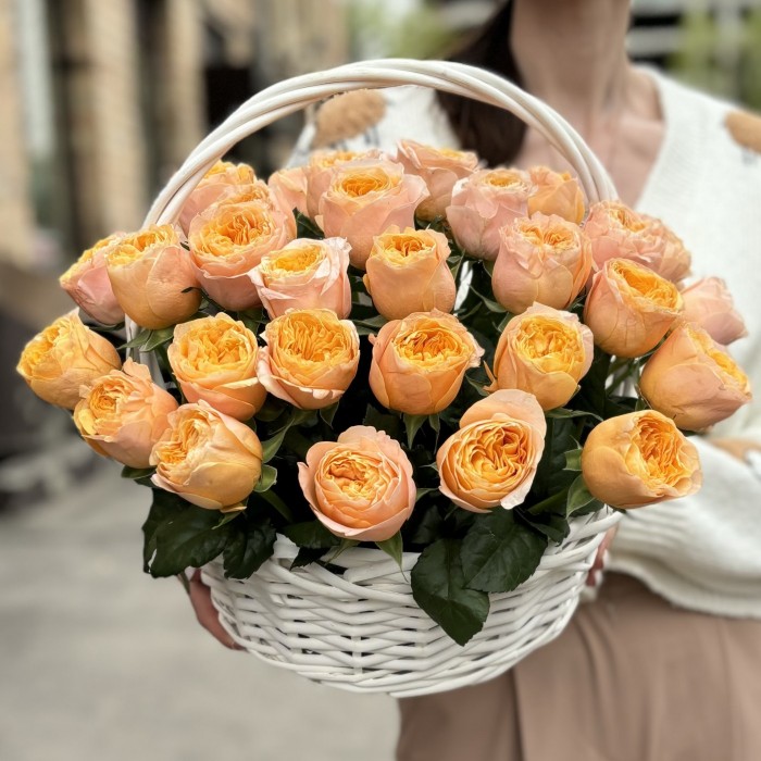 Пионовидная роза Имэджин в корзине