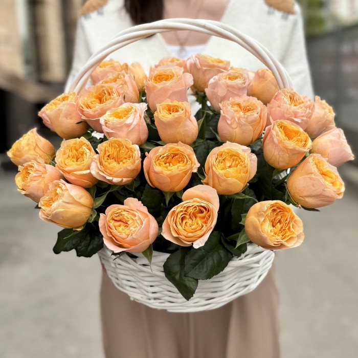 Пионовидная роза Имэджин в корзине