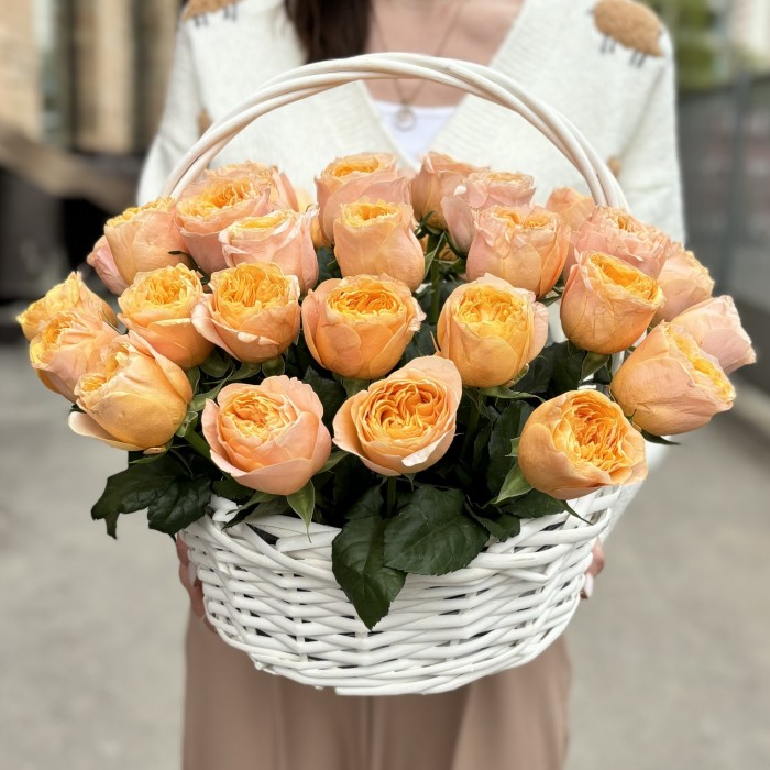 Пионовидная роза Имэджин в корзине