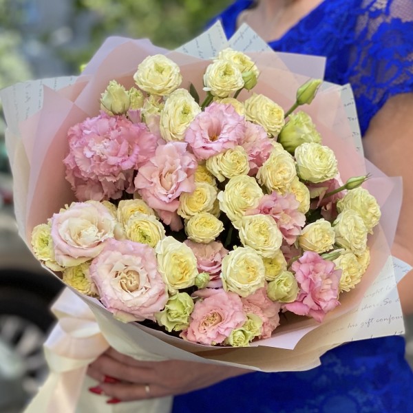 Пионовидные розы Эмеральд Квин с эустомой