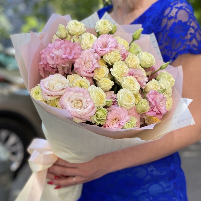 Пионовидные розы Эмеральд Квин с эустомой