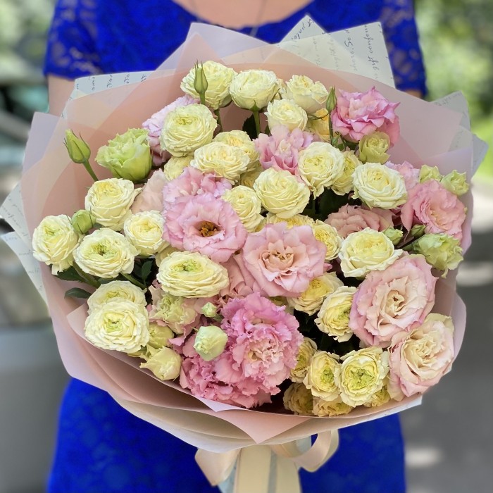 Пионовидные розы Эмеральд Квин с эустомой