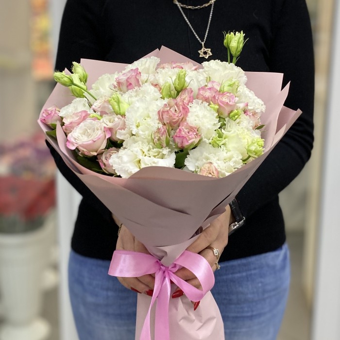 Пионовидные розы Энджел Бомбастик с махровой эустомой