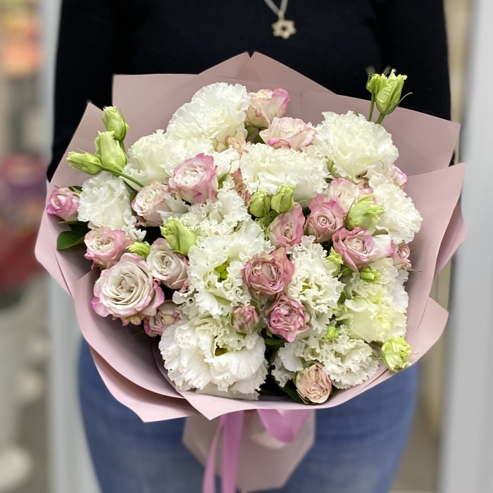 Пионовидные розы Энджел Бомбастик с махровой эустомой