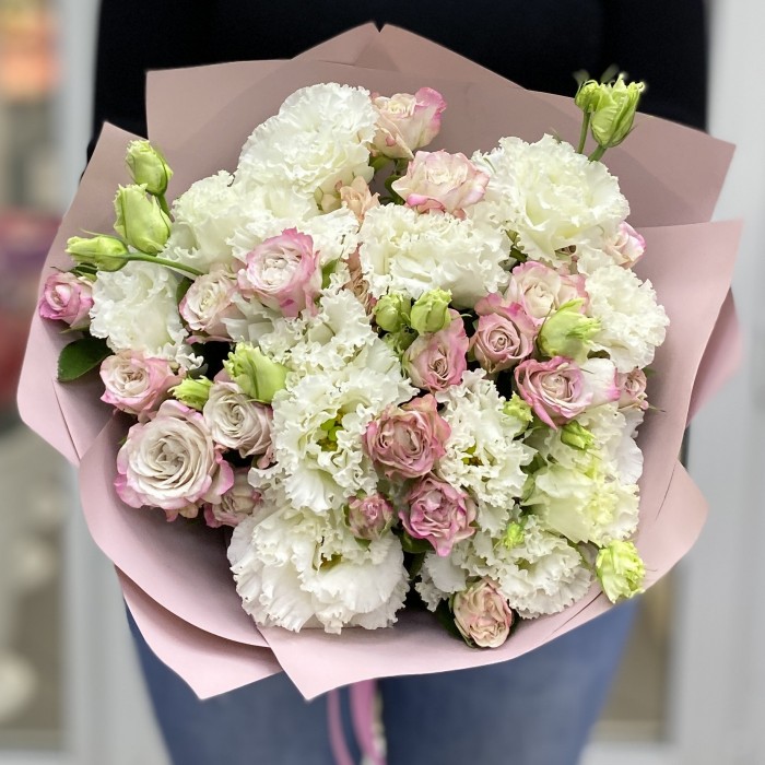 Пионовидные розы Энджел Бомбастик с махровой эустомой