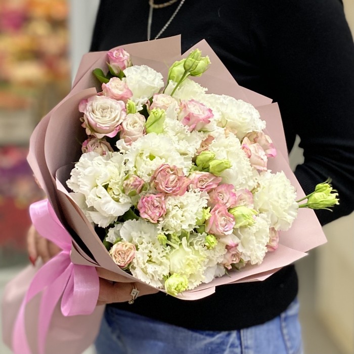 Пионовидные розы Энджел Бомбастик с махровой эустомой