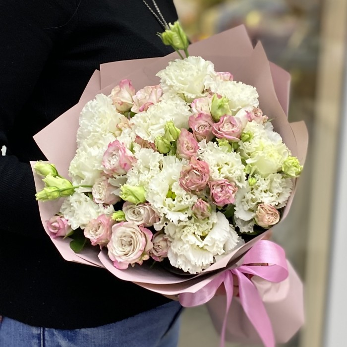 Пионовидные розы Энджел Бомбастик с махровой эустомой