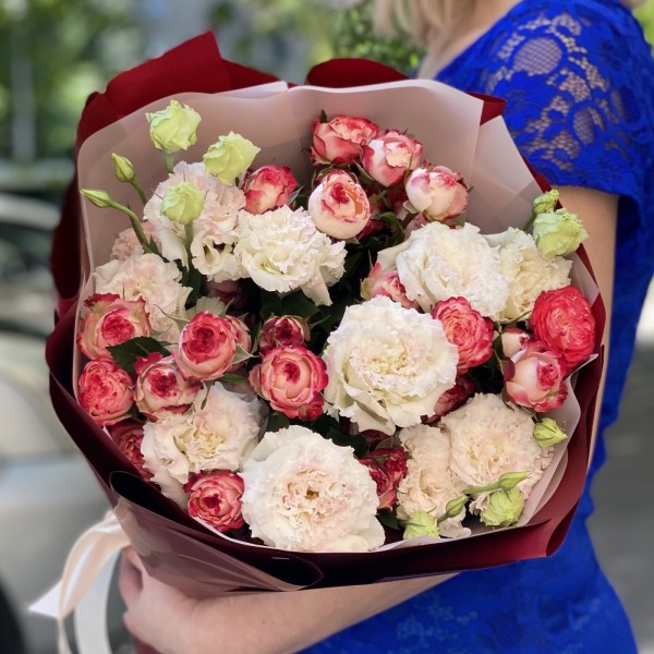 Пионовидные розы Сансет Мэджик с эустомой