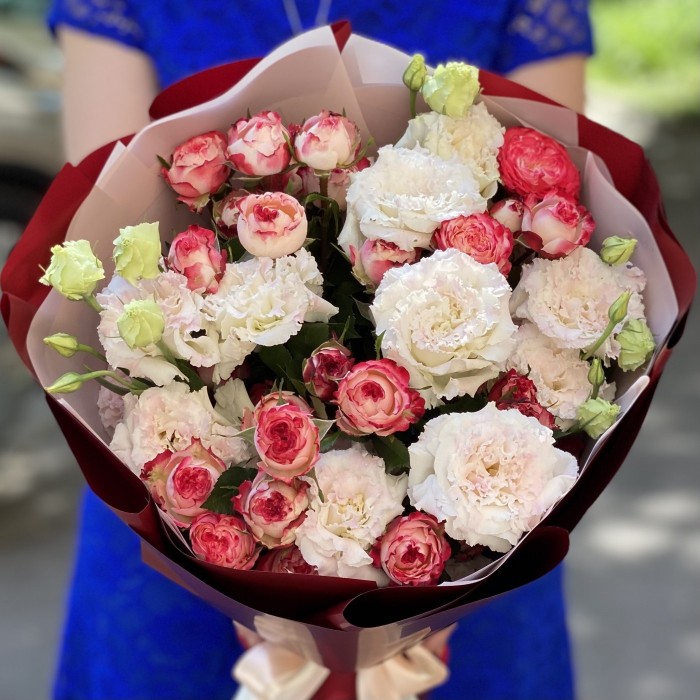 Пионовидные розы Сансет Мэджик с эустомой