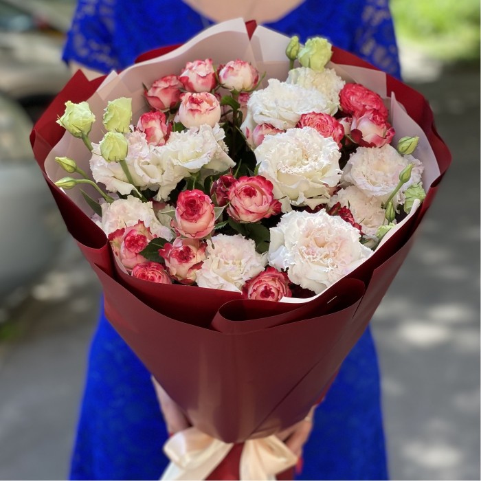 Пионовидные розы Сансет Мэджик с эустомой