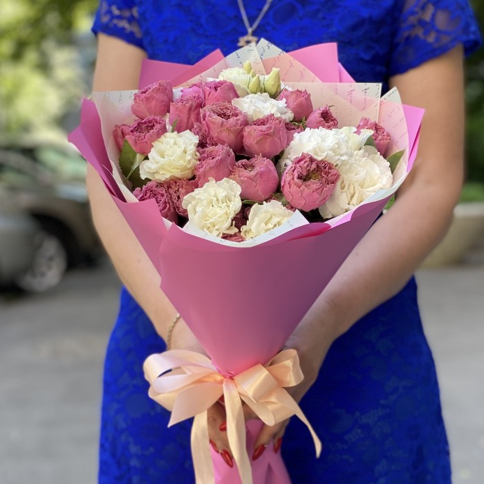 Пионовидные розы Вайлд Моментс  с эустомой