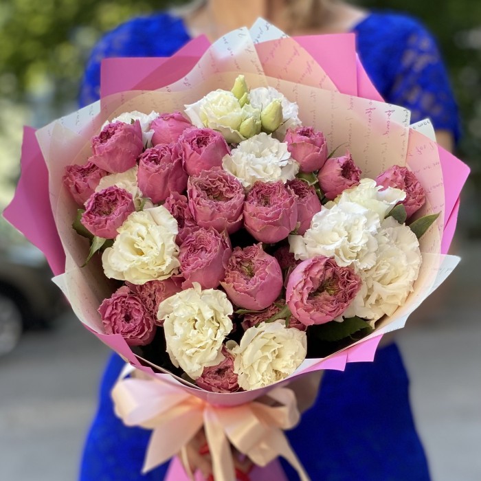 Пионовидные розы Вайлд Моментс  с эустомой