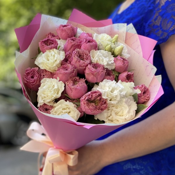 Пионовидные розы Вайлд Моментс  с эустомой