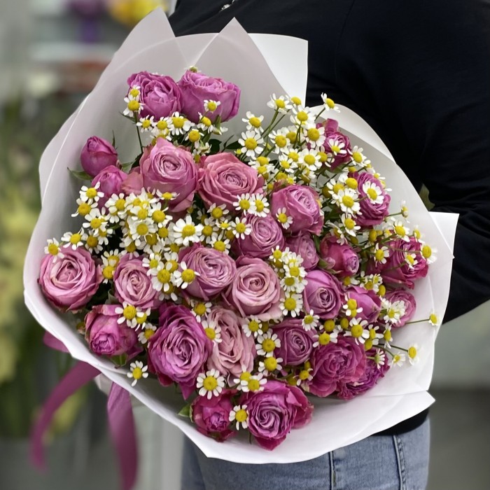 Пионовидные розы Леди Бомбастик с ромашками