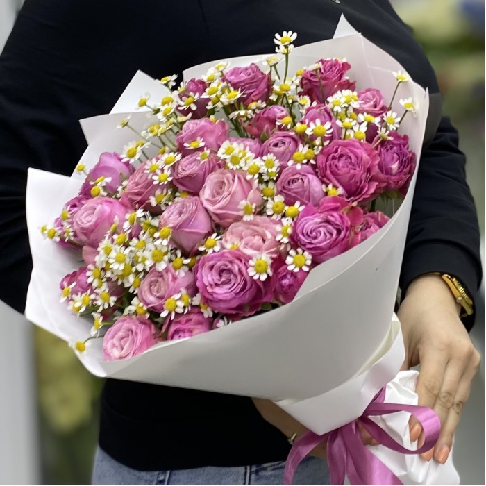 Пионовидные розы Леди Бомбастик с ромашками