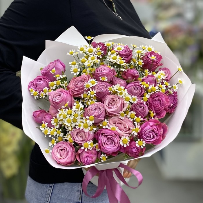 Пионовидные розы Леди Бомбастик с ромашками