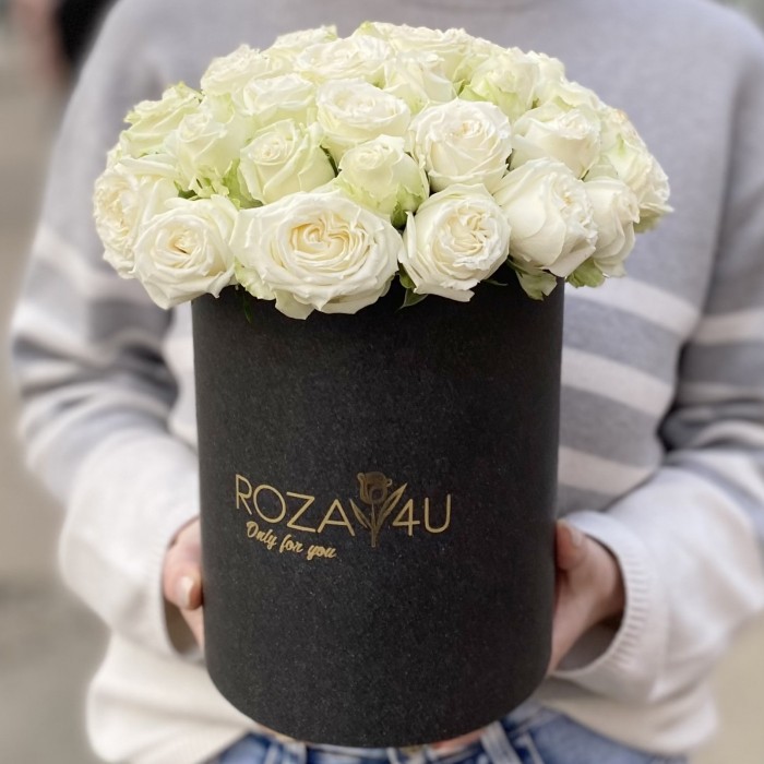 Пионовидные розы в черной в коробке Мисс Бомбастик