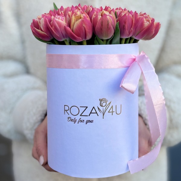 35 розовых пионовидных тюльпанов в белой коробке