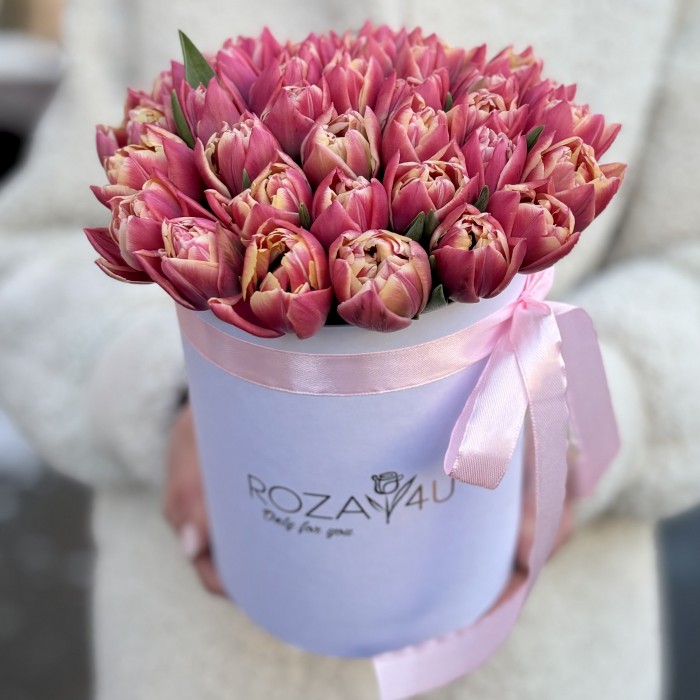 35 розовых пионовидных тюльпанов в белой коробке