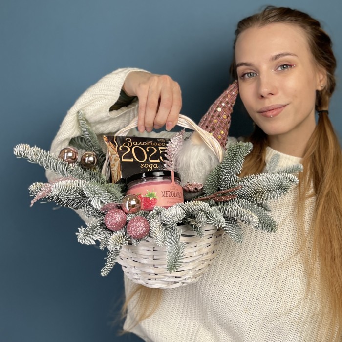 Подарочная корзина Гномик и мед