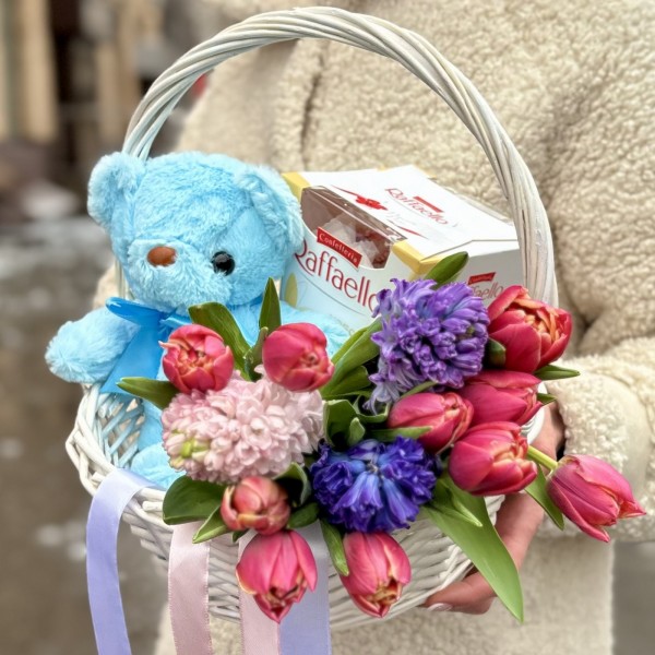 Подарочная корзина чудесное 8 марта