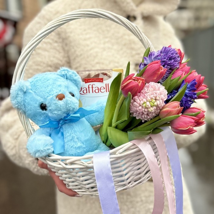 Подарочная корзина чудесное 8 марта