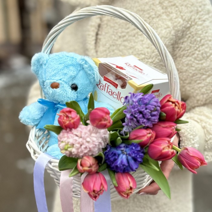 Подарочная корзина чудесное 8 марта