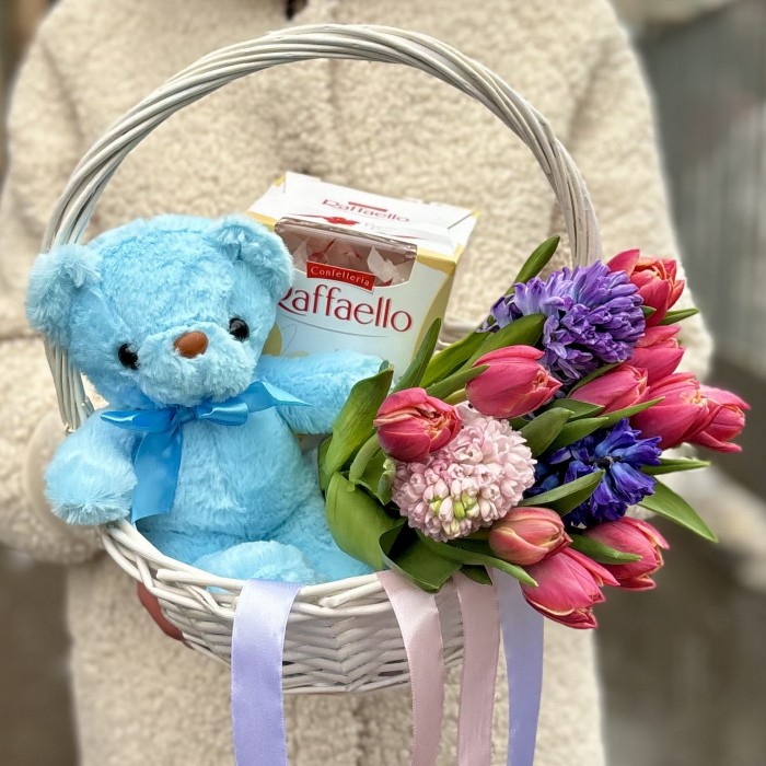 Подарочная корзина чудесное 8 марта