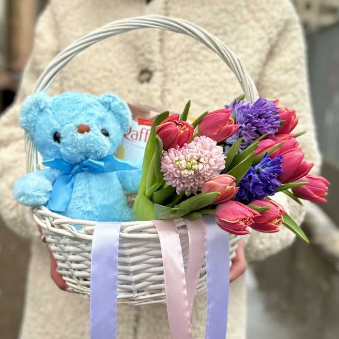Подарочная корзина чудесное 8 марта
