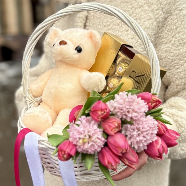Подарочная корзина для радостного 8 марта