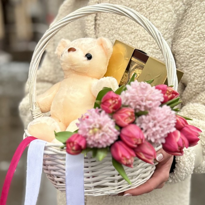 Подарочная корзина для радостного 8 марта