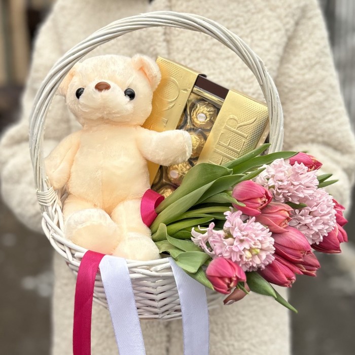 Подарочная корзина для радостного 8 марта