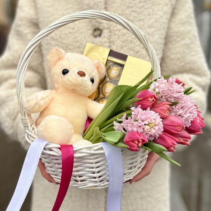 Подарочная корзина для радостного 8 марта