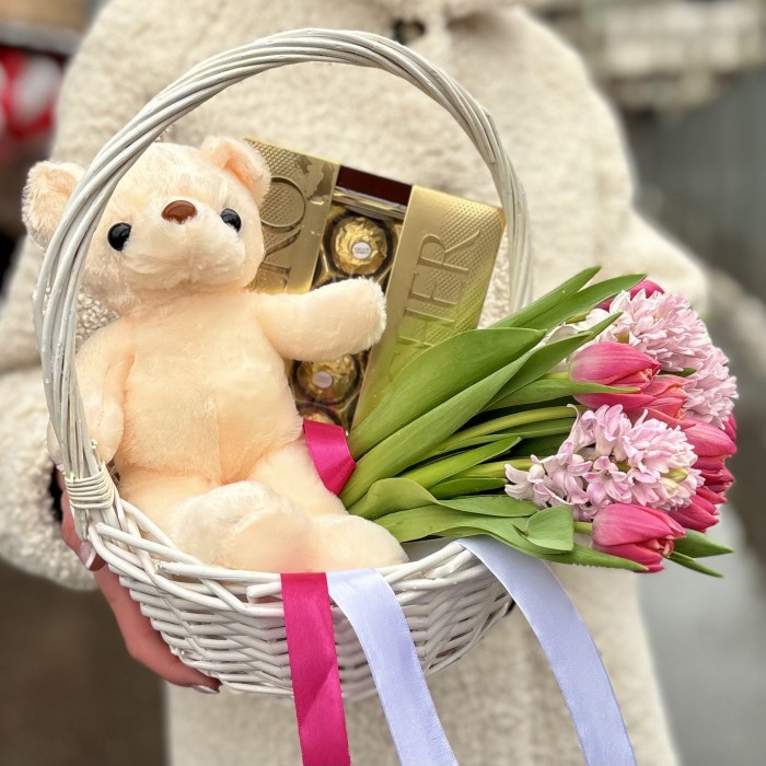 Подарочная корзина для радостного 8 марта